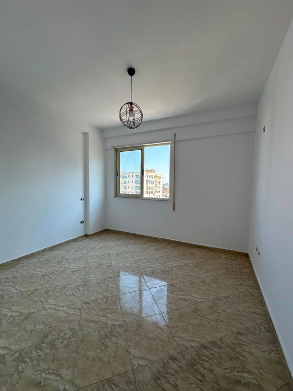 Shitet Apartament vije e pare me detin ke Rrota kuqe plazh Durres