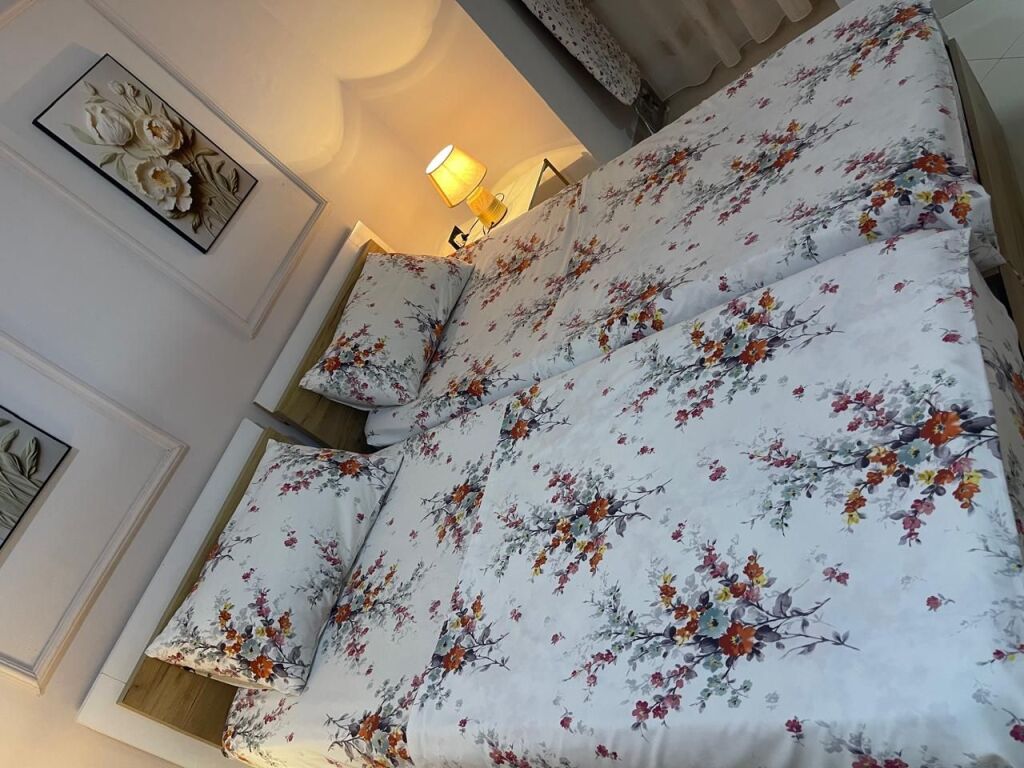 Jepet Apartament me qera 500 rruga e kavajes