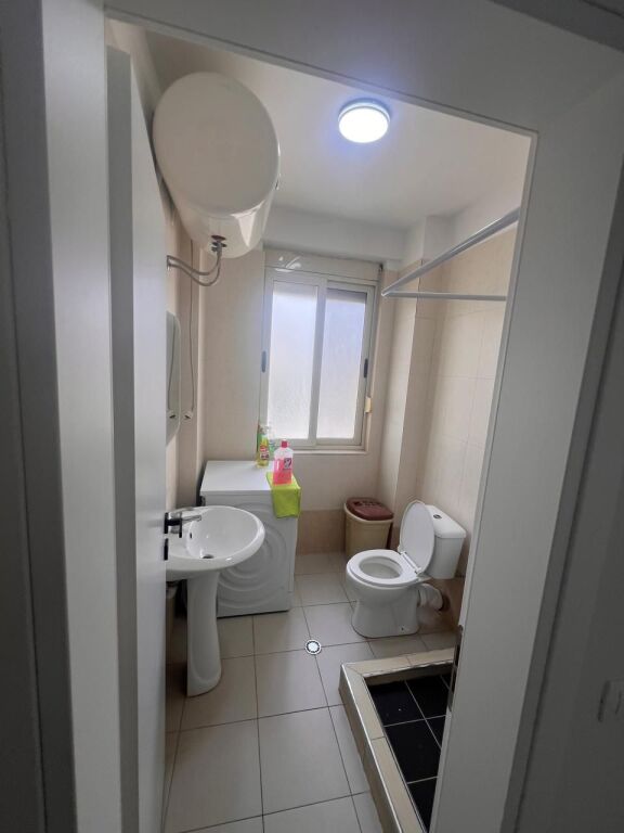 Shitet Apartament 1+1