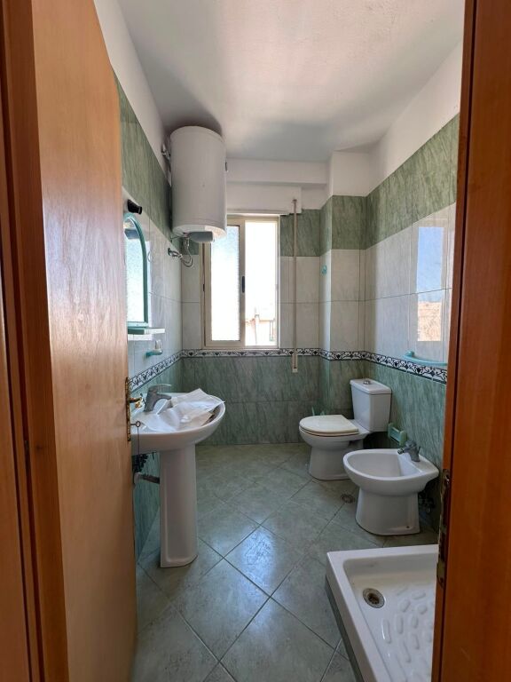 Shitet Apartament vije e pare me detin ke Rrota kuqe plazh Durres