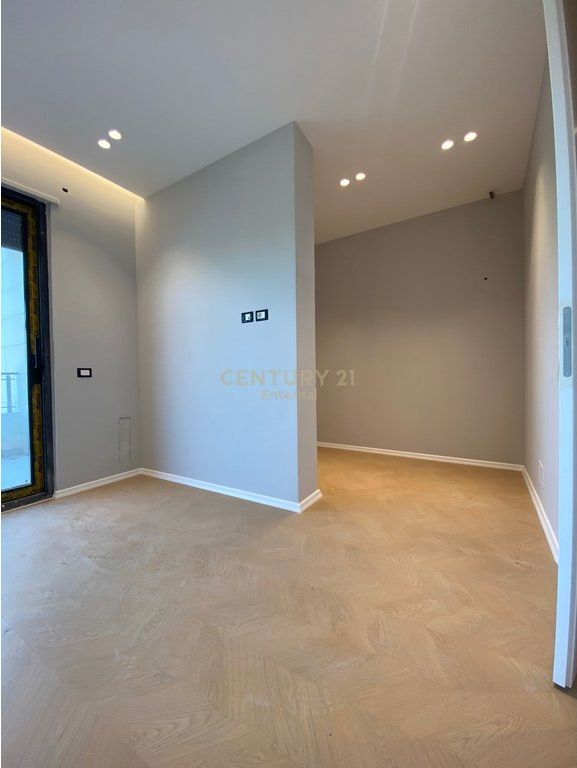 Super Apartament 2+1+2 per shitje te Liqeni i Thate