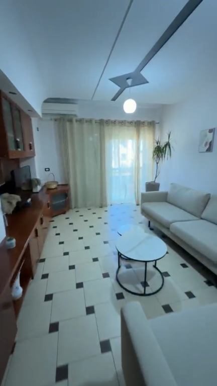 Apartament 2+1 per qera Rruga e Barrikadave !