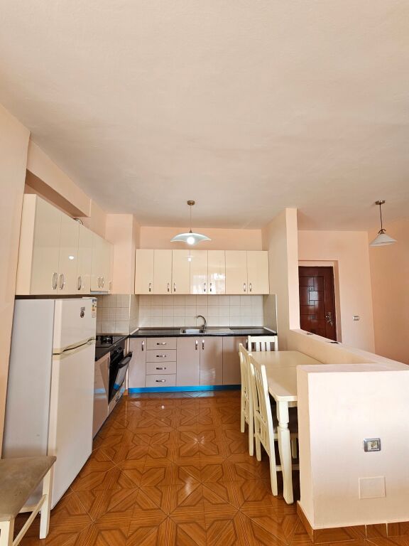 JEPET ME QIRA APARTAMENT 2+1+2 – FRESK 📍 Rruga e Thesarit – pranë shkollës Kati 2 pallat i ri