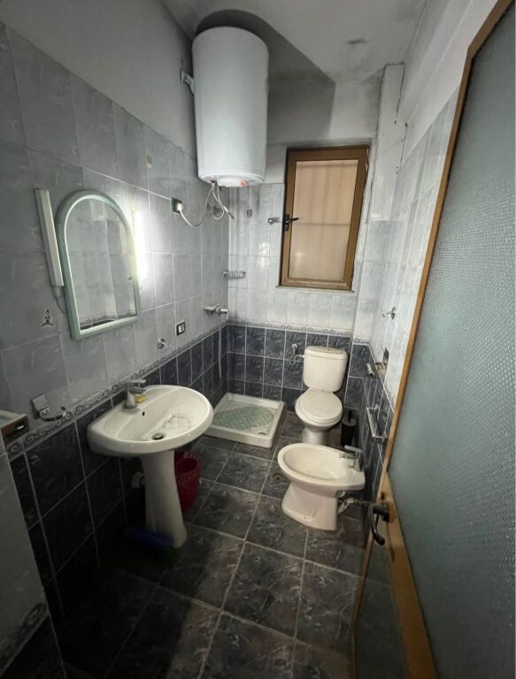Jepet me qera 2+1 - Vasil Shanto, Tirane