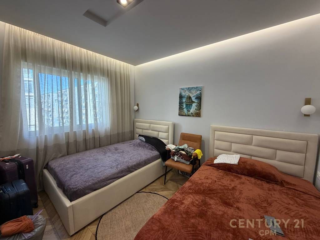 Shitet Apartament 2+1 tek Komuna e Parisit