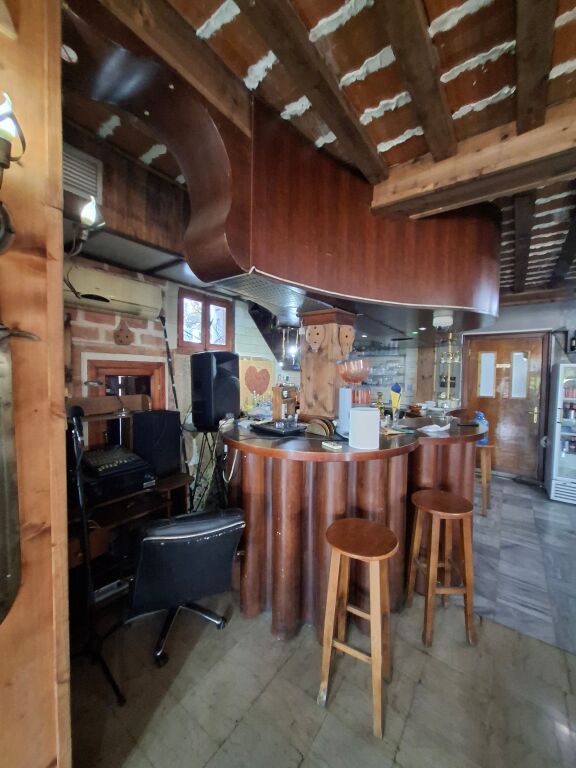 BAR-RESTORANT ME QIRA, VENDOSUR TEK RRETH-RROTULLIMI I SHKOZES!