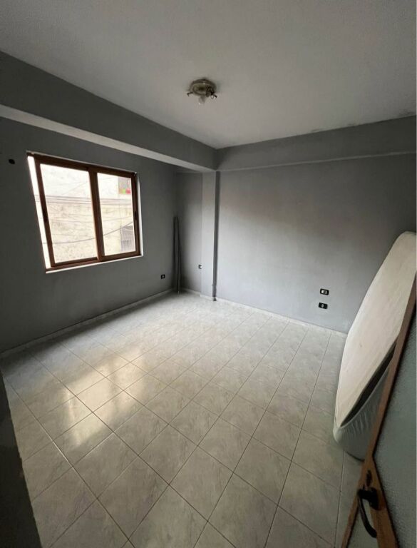 Jepet me qera 2+1 - Vasil Shanto, Tirane