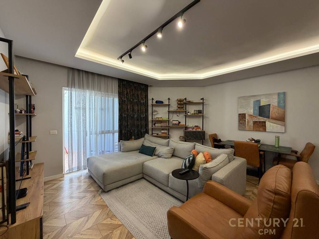 Shitet Apartament 2+1 tek Komuna e Parisit