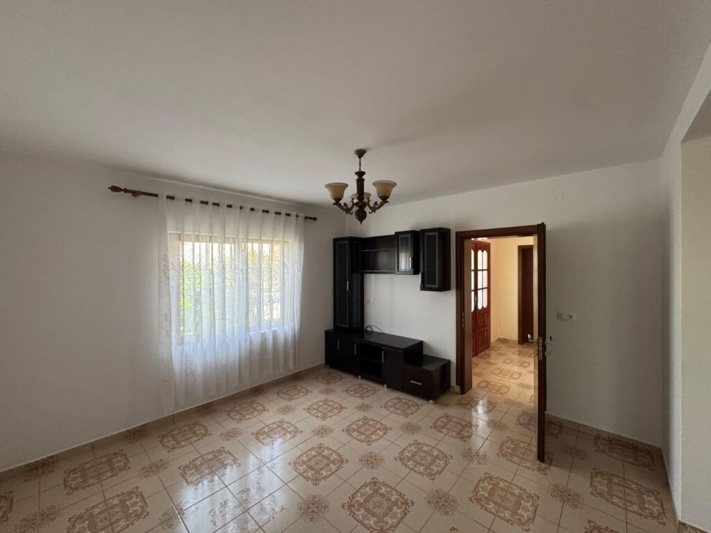 Hyrje me qira ne Kombinat, 1+1, 60m2, 22000 LEK
