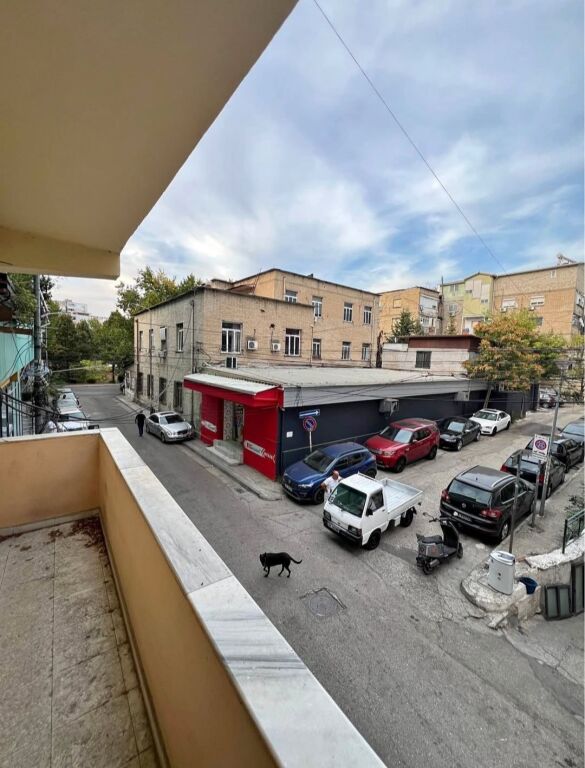 Jepet me qera 2+1 - Vasil Shanto, Tirane
