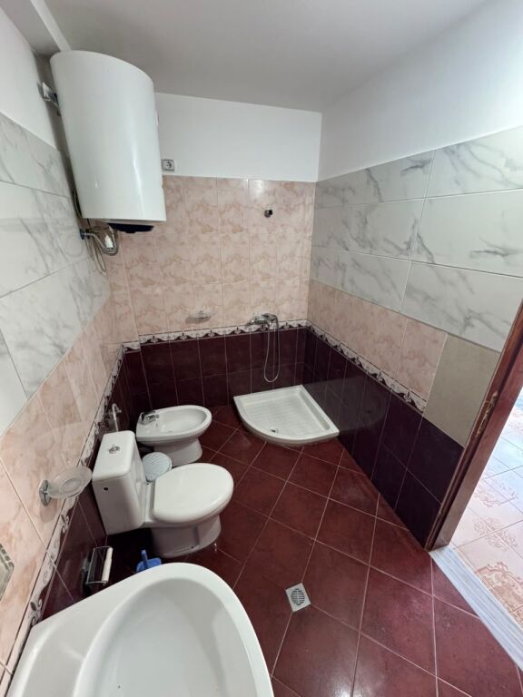 Hyrje me qira ne Kombinat, 1+1, 60m2, 22000 LEK
