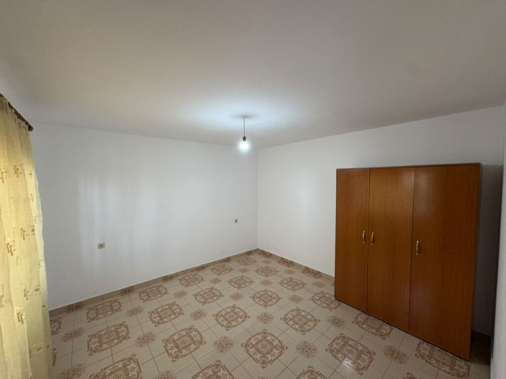 Hyrje me qira ne Kombinat, 1+1, 60m2, 22000 LEK