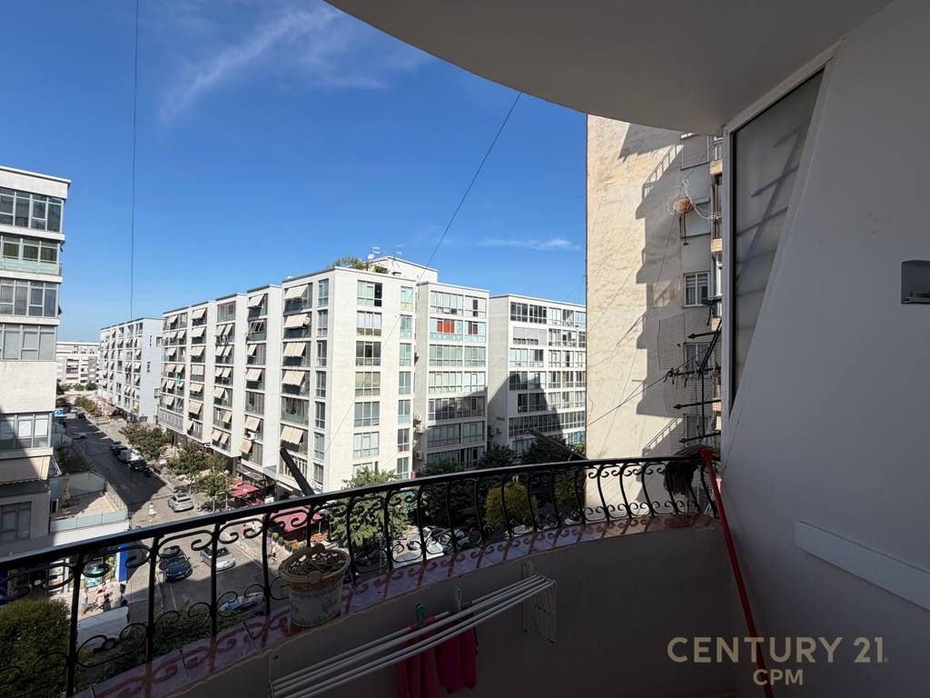 Shitet Apartament 2+1 tek Komuna e Parisit