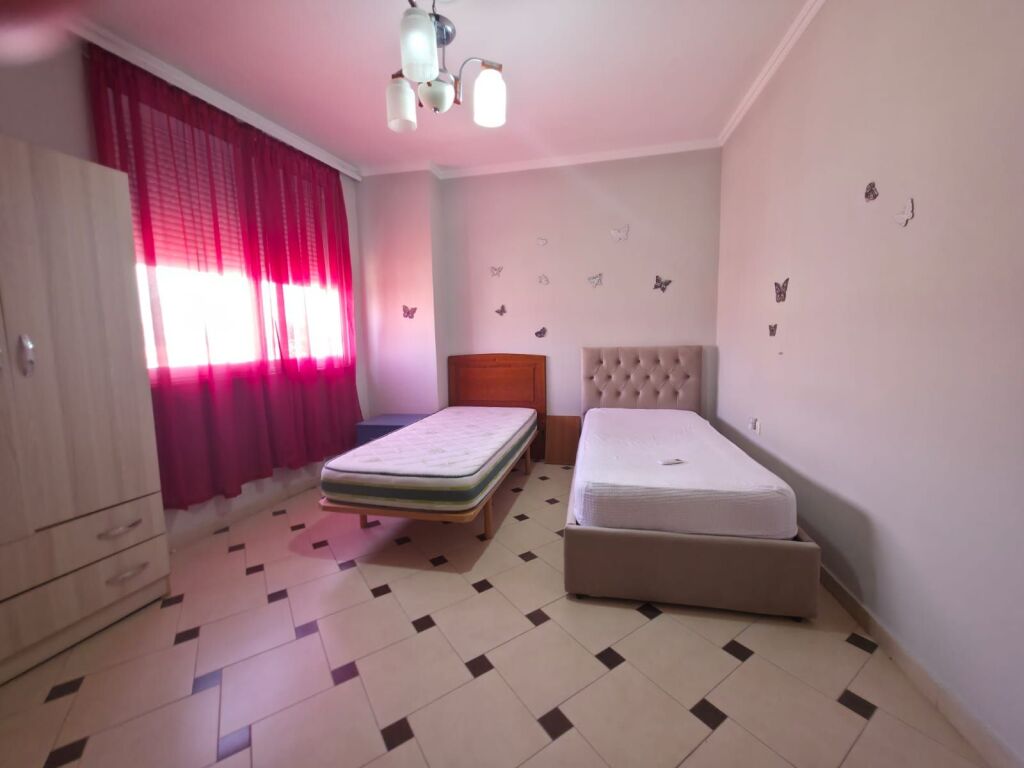 Jepet me qera apartament 1+1 tek rruga e Barrikadave