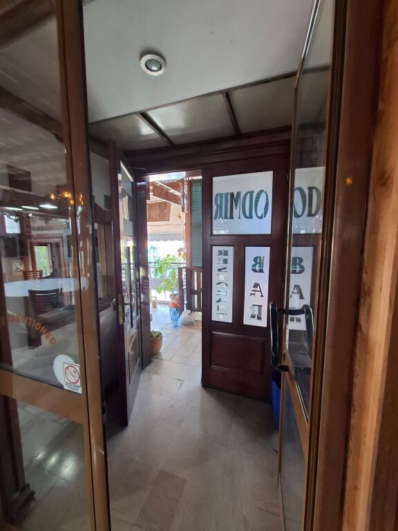 BAR-RESTORANT ME QIRA, VENDOSUR TEK RRETH-RROTULLIMI I SHKOZES!