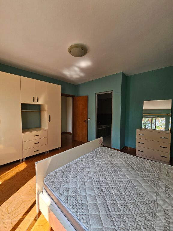 JEPET ME QIRA APARTAMENT 2+1+2 – FRESK 📍 Rruga e Thesarit – pranë shkollës Kati 2 pallat i ri