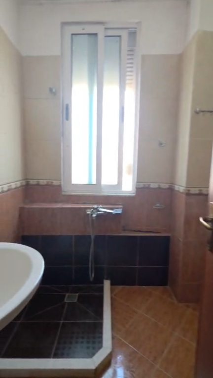 Apartament 1+1 per qera Rruga e Barrikadave !