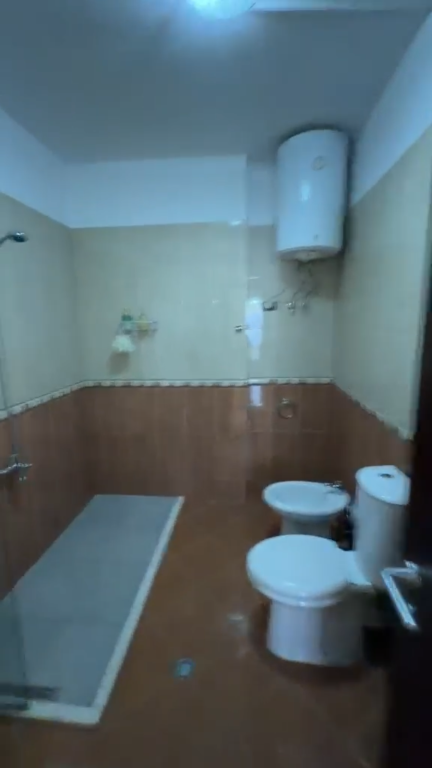 Apartament 2+1 per qera Rruga e Barrikadave !