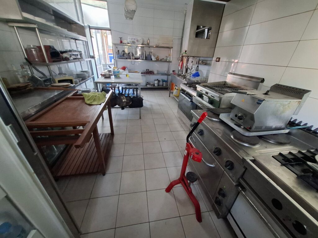 BAR-RESTORANT ME QIRA, VENDOSUR TEK RRETH-RROTULLIMI I SHKOZES!