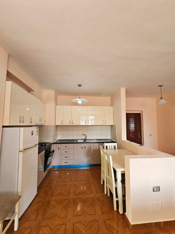JEPET ME QIRA APARTAMENT 2+1+2 – FRESK 📍 Rruga e Thesarit – pranë shkollës Kati 2 pallat i ri