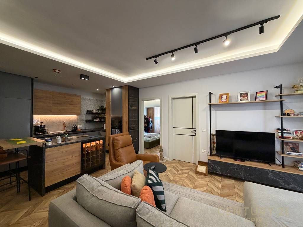 Shitet Apartament 2+1 tek Komuna e Parisit