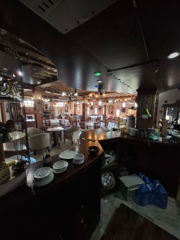 BAR-RESTORANT ME QIRA, VENDOSUR TEK RRETH-RROTULLIMI I SHKOZES!