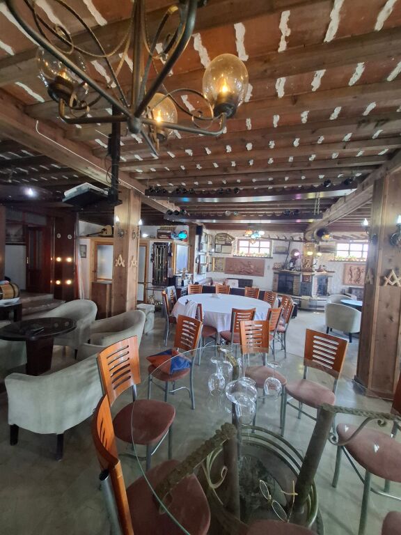 BAR-RESTORANT ME QIRA, VENDOSUR TEK RRETH-RROTULLIMI I SHKOZES!