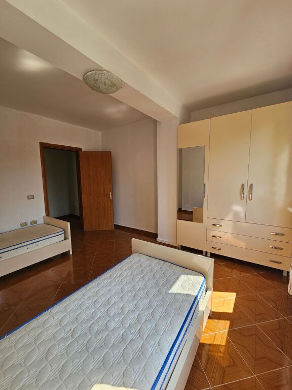 JEPET ME QIRA APARTAMENT 2+1+2 – FRESK 📍 Rruga e Thesarit – pranë shkollës Kati 2 pallat i ri