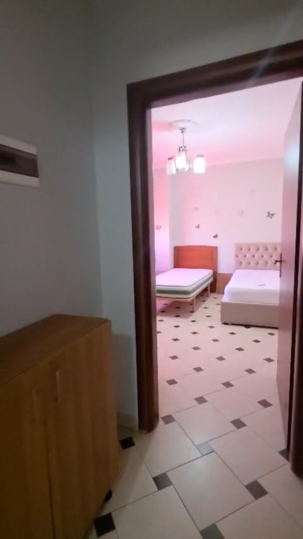 Apartament 1+1 per qera Rruga e Barrikadave !