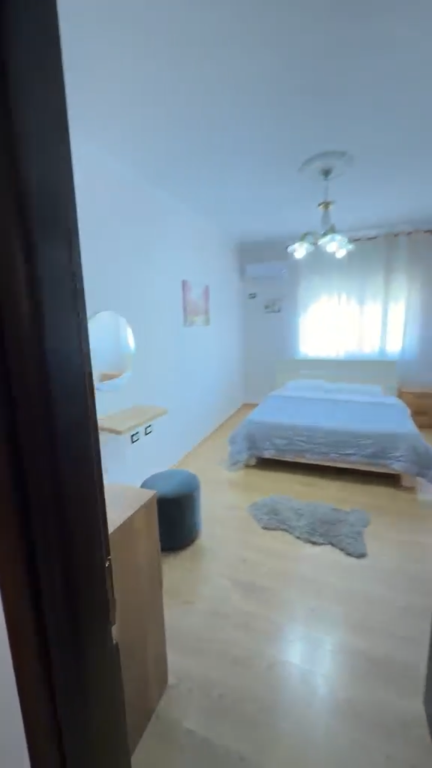 Apartament 2+1 per qera Rruga e Barrikadave !