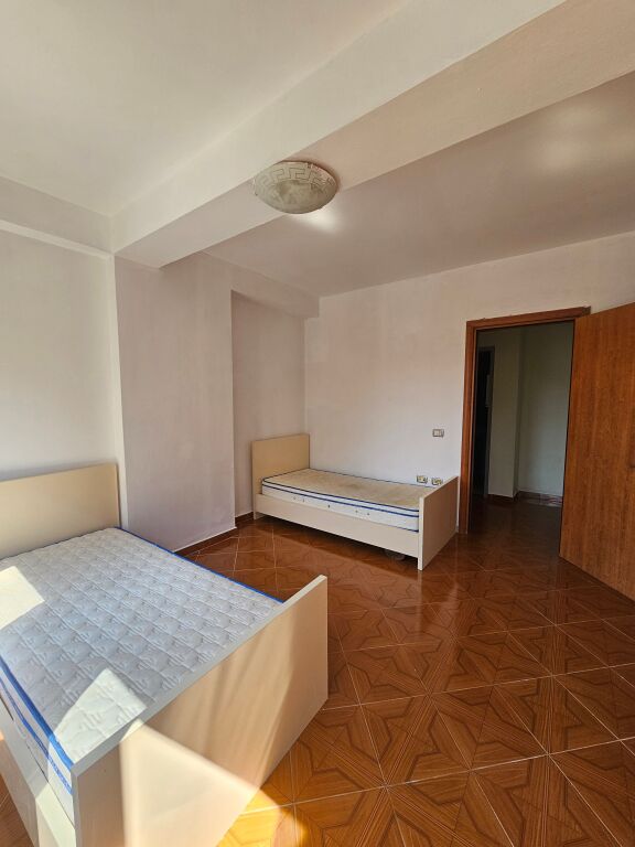 JEPET ME QIRA APARTAMENT 2+1+2 – FRESK 📍 Rruga e Thesarit – pranë shkollës Kati 2 pallat i ri