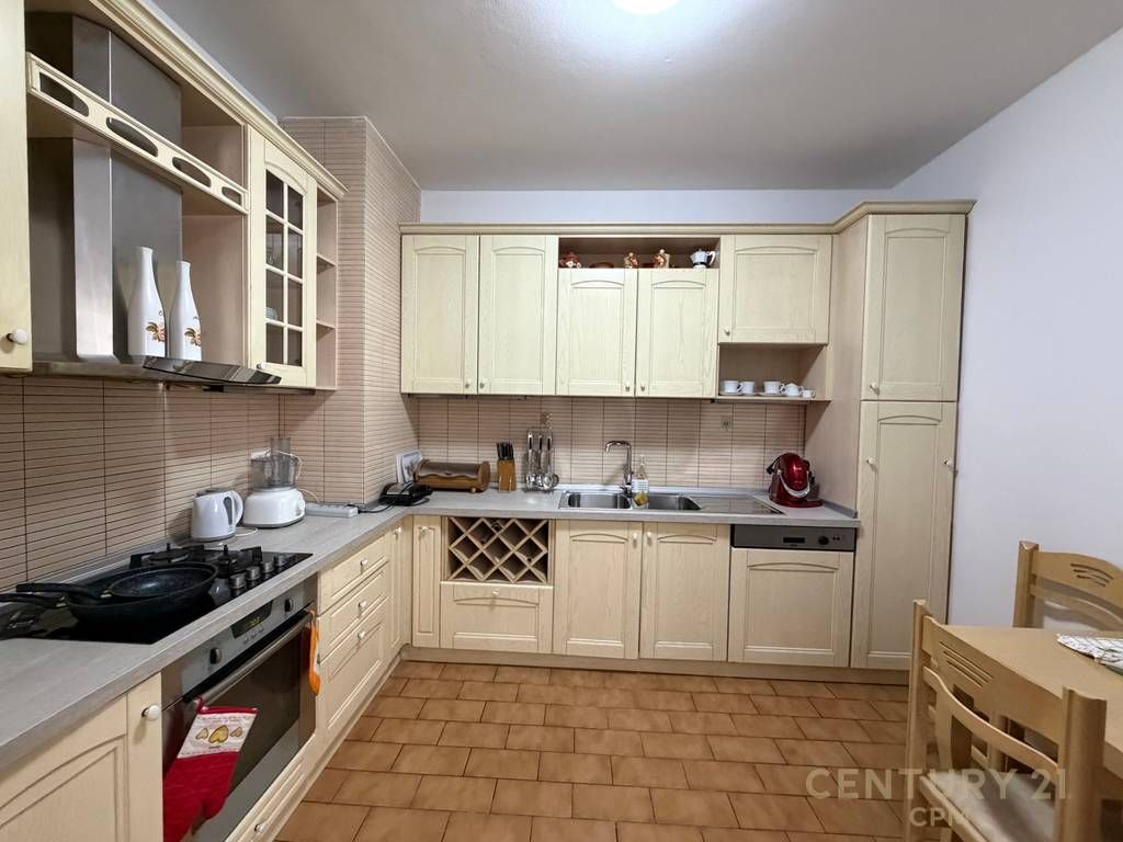 IN AFFITTO APPARTAMENTO 2+1+2+PARCHEGGIO, VICINO ALLA STRADA DI ELBASAN