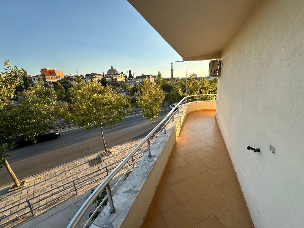 Apartament 3+1 me qera tek Rrethrrotullimi i Shkozes