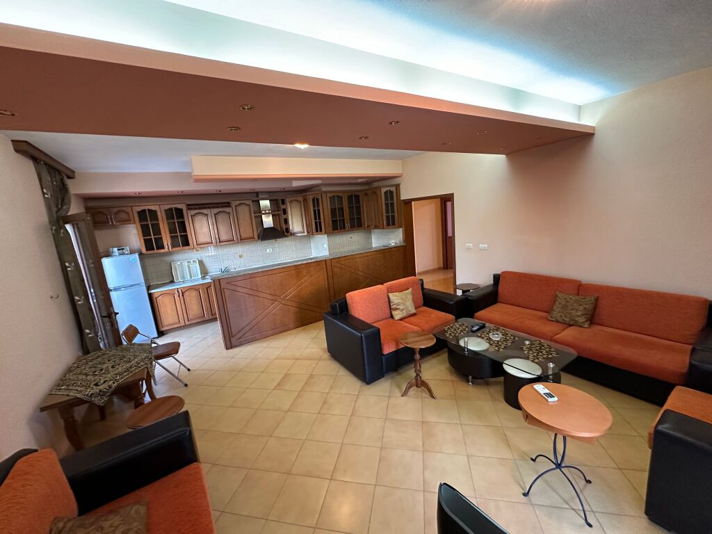 Apartament 3+1 me qera tek Rrethrrotullimi i Shkozes