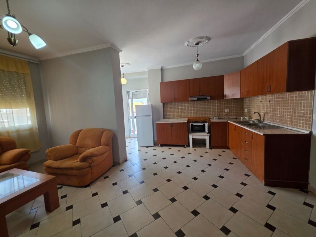 Jepet me qera apartament 1+1 tek rruga e Barrikadave