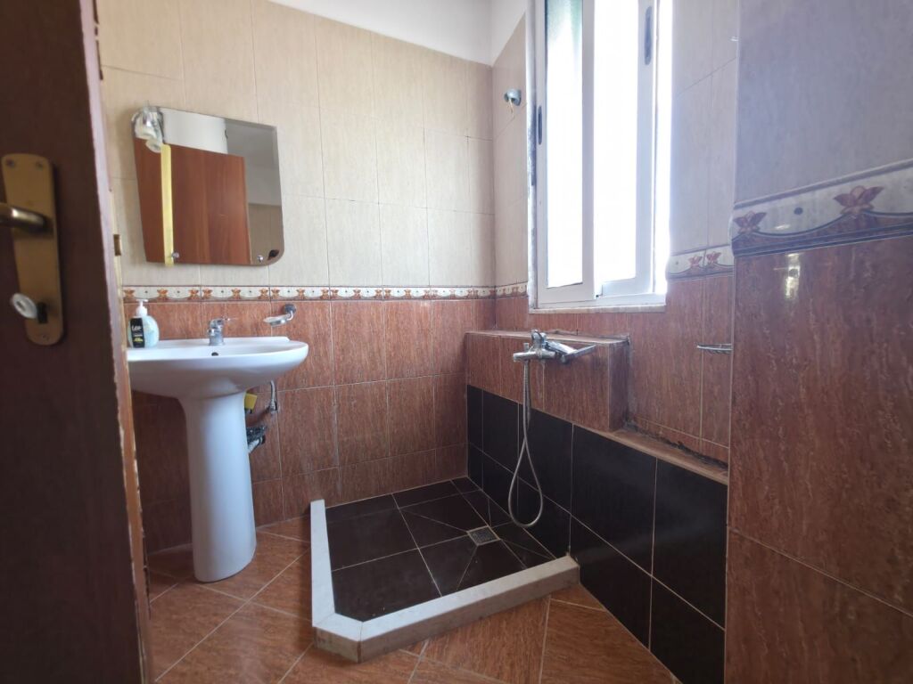 Jepet me qera apartament 1+1 tek rruga e Barrikadave