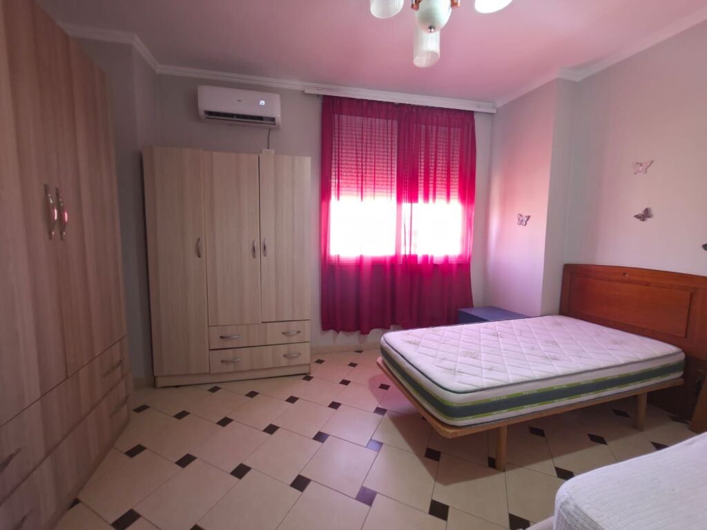 Jepet me qera apartament 1+1 tek rruga e Barrikadave