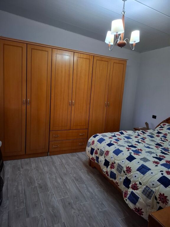 Shitet tokë me shtëpi në Divjakë