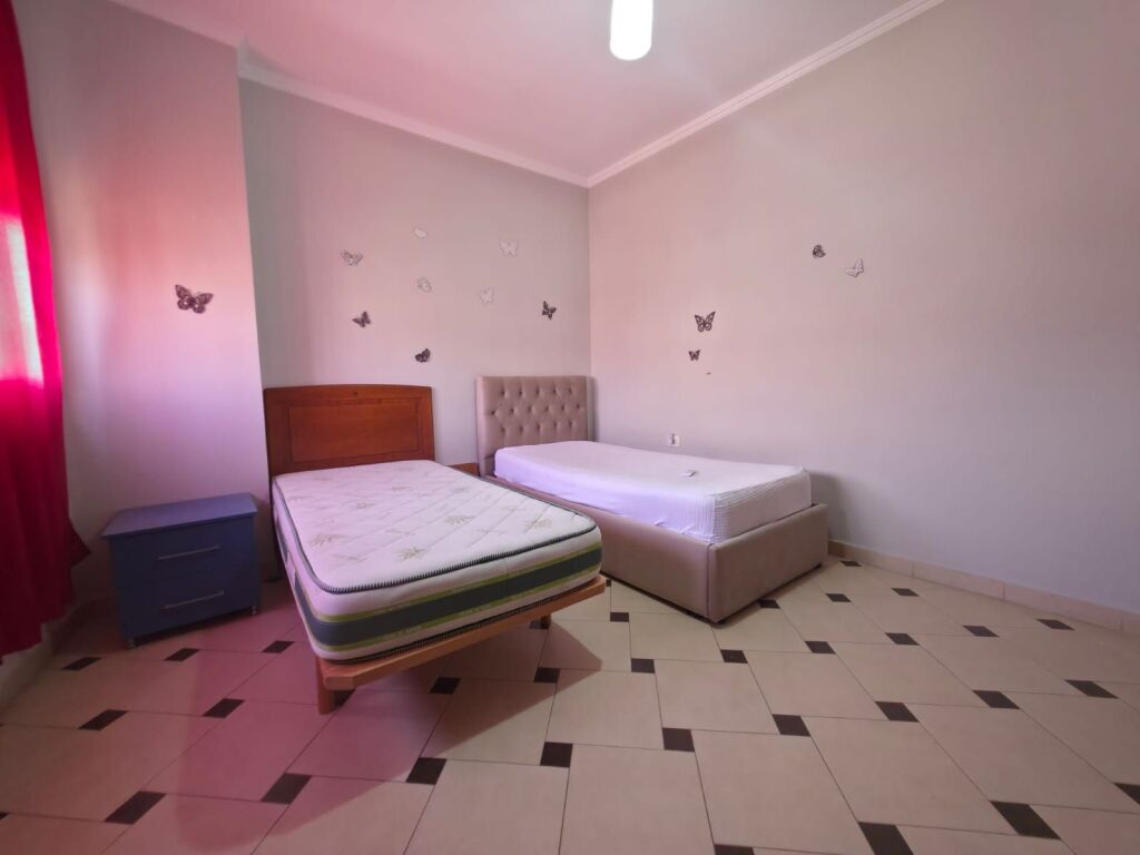 Jepet me qera apartament 1+1 tek rruga e Barrikadave