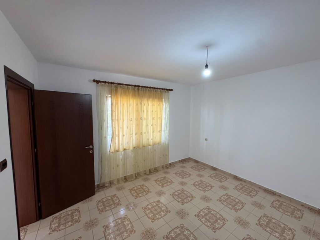 Hyrje me qira ne Kombinat, 1+1, 60m2, 22000 LEK