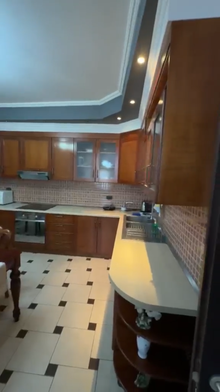 Apartament 2+1 per qera Rruga e Barrikadave !