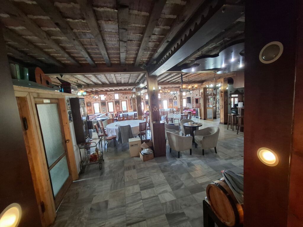 BAR-RESTORANT ME QIRA, VENDOSUR TEK RRETH-RROTULLIMI I SHKOZES!