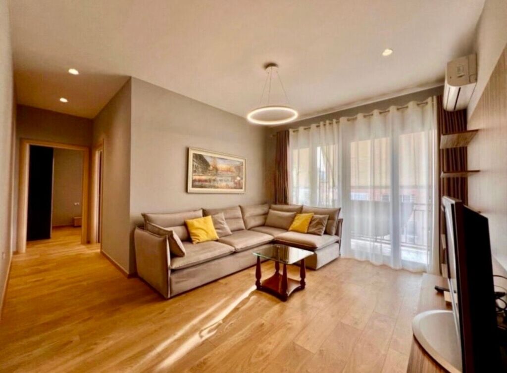 Apartament 2+1 te Komuna E Parisit