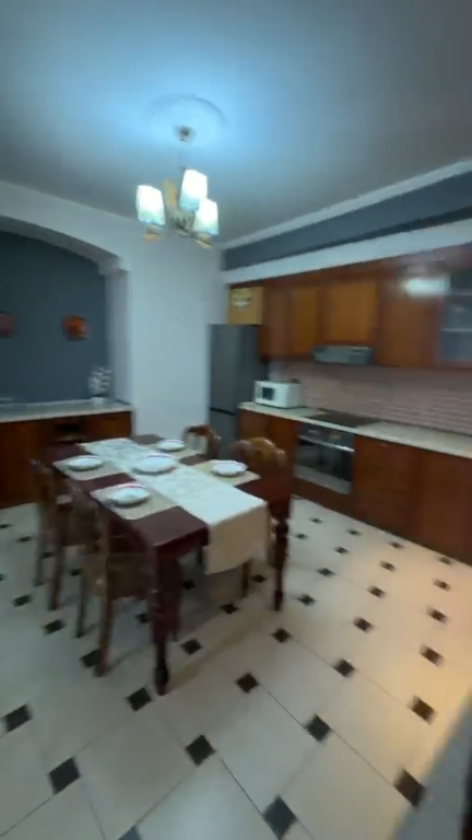 Apartament 2+1 per qera Rruga e Barrikadave !