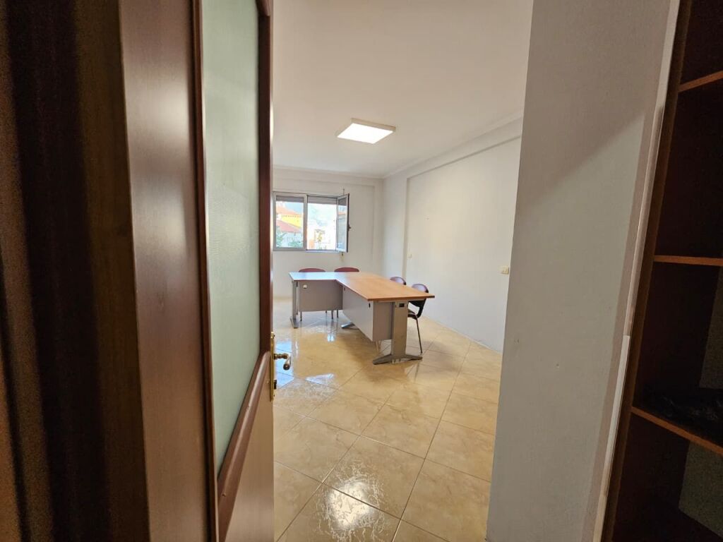 VIALE ZOGU I PARE, AMBIENTE UFFICIO IN AFFITTO