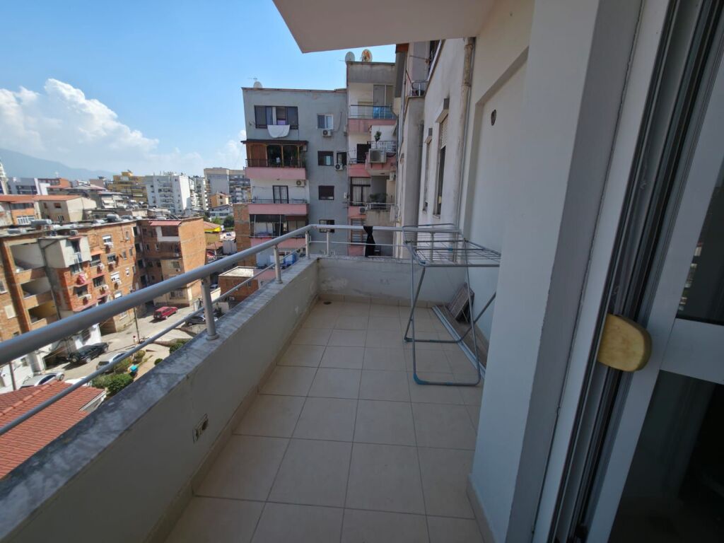 Jepet me qera apartament 1+1 tek rruga e Barrikadave