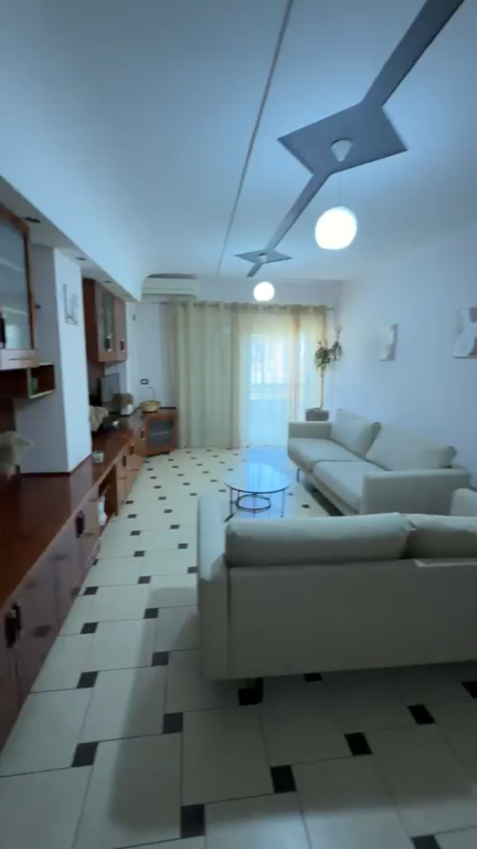 Apartament 2+1 per qera Rruga e Barrikadave !
