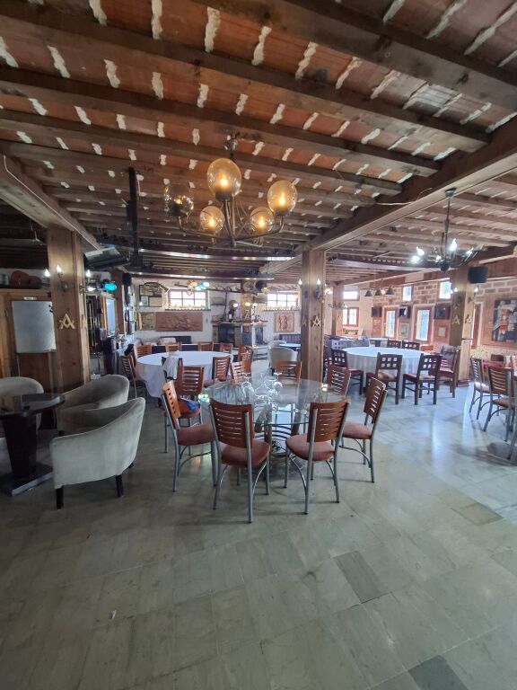 BAR-RESTORANT ME QIRA, VENDOSUR TEK RRETH-RROTULLIMI I SHKOZES!