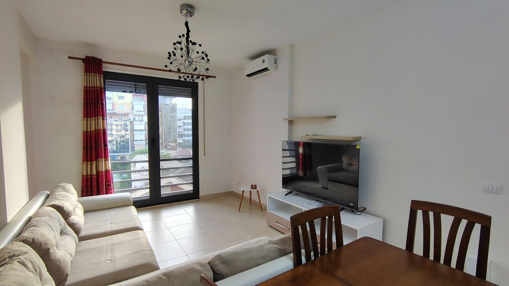 Super Apartament 1+1 me qera tek pazari i Ri (60,000 Leke)