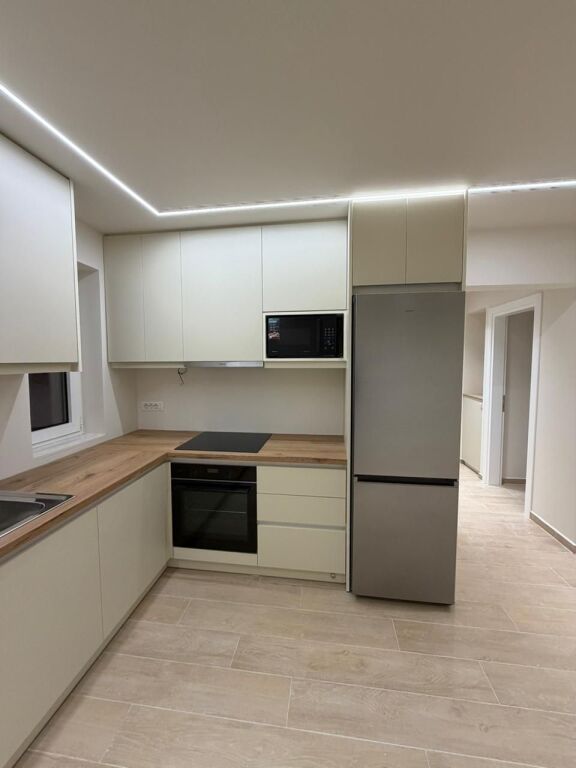 Shitet apartament 1+1 ne zonen e Sarandes prane Komisariatit te Policise se Rendit  ID 5487